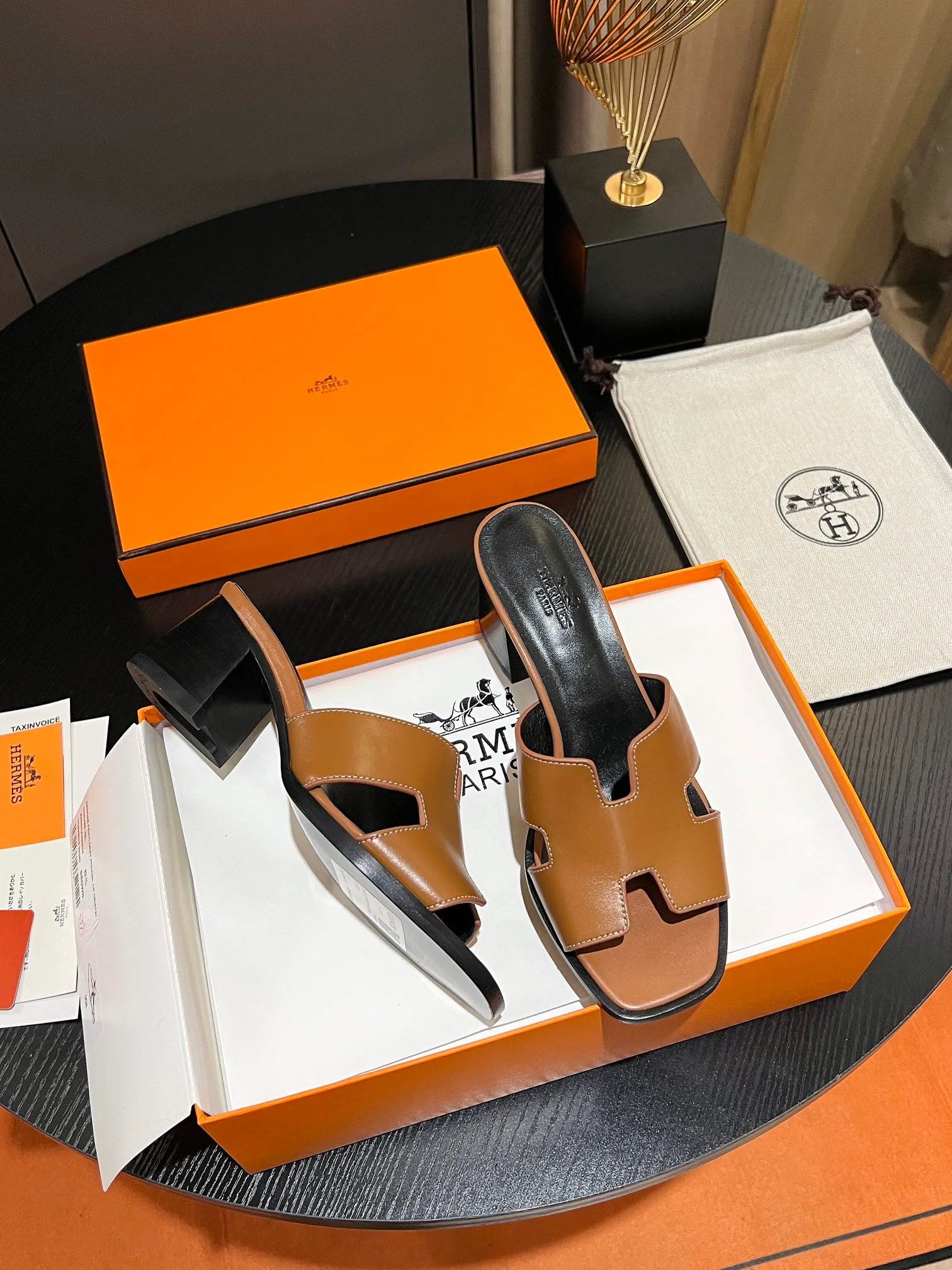 👟👟Ex-factory price 560👟👟 💋HERMES, thick heel series H slides, great looking on the feet! Original replica, synchronized at the counter. Upper material: advanced custom-made first-layer palm-print cowhide, inner padding sheepskin, and Italian genuine leather outsole. Multiple color options! Code number: 34-43 (34 41 42 43 is not returnable or exchangeable if customized)